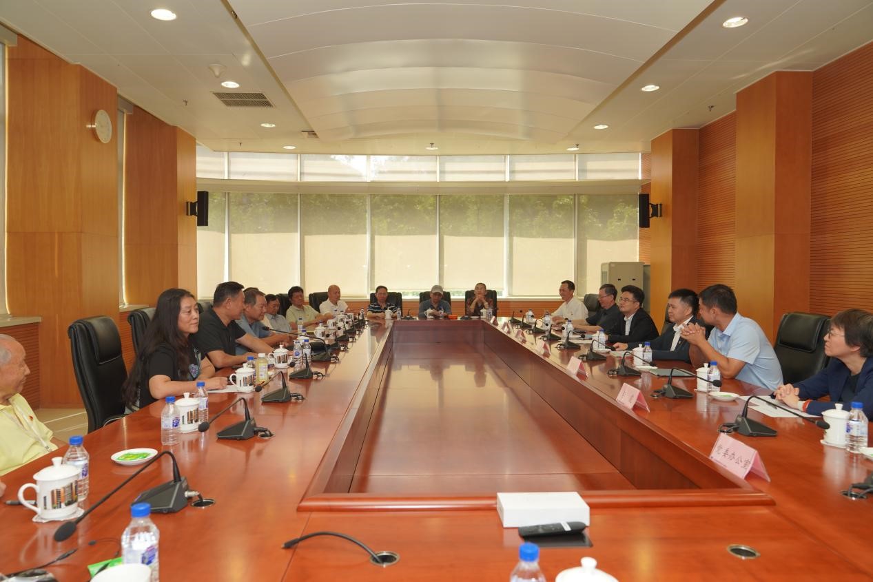 中心领导班子与退休老干部座谈交流图1.jpg